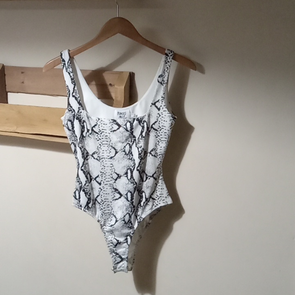 PRINCESS POLLY XX BLACK & WHITE SNAKESKIN PRINT BODYSUIT SZ 6